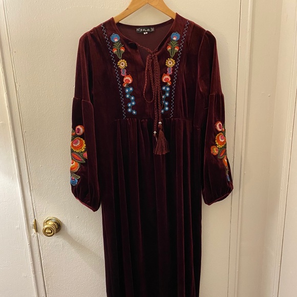 Dresses & Skirts - Maroon velvet maxi dress
